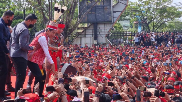 Puluhan Ribua Pasukan Merah Sambut Presiden RI di Kota Pontianak