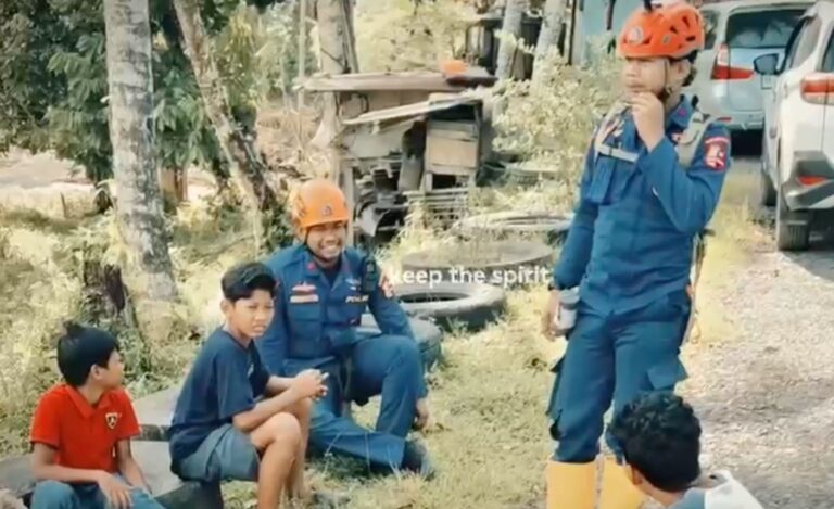 Tim SAR Polri : Komitmen Tak Kenal Lelah Tim SAR Korpolairud di Garis Depan Bencana